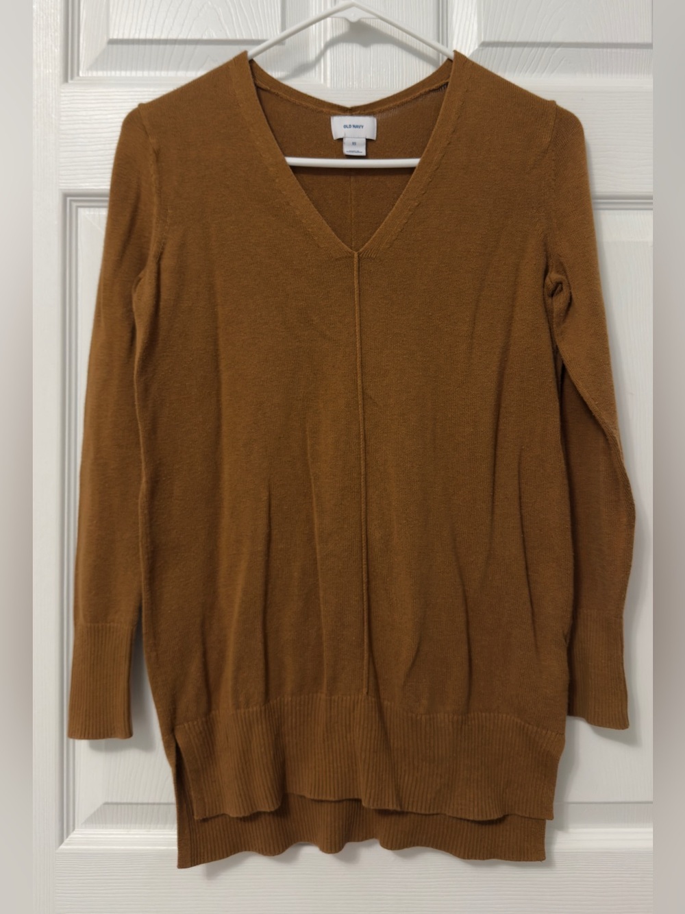 Old Navy V-Neck Lightweight Sweater in Camel Brown